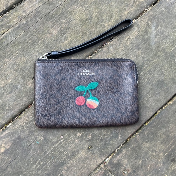 Authentic Coach Signature Corner Zip Wristlet Cherry Rare Mint Condition - Picture 3 of 10